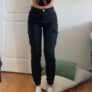 Cargo pants  - Svarta Cargo pants från Bik bok, använder inte längre. Storlek 38(passar36 bra). Säljer för 120🤎