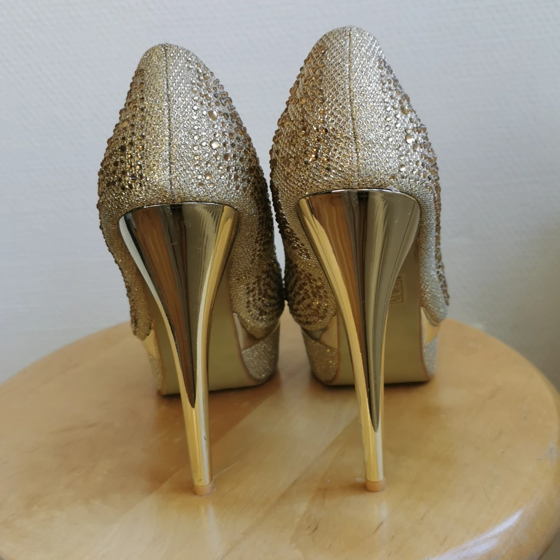 Guldglittriga stilettklackar - 90