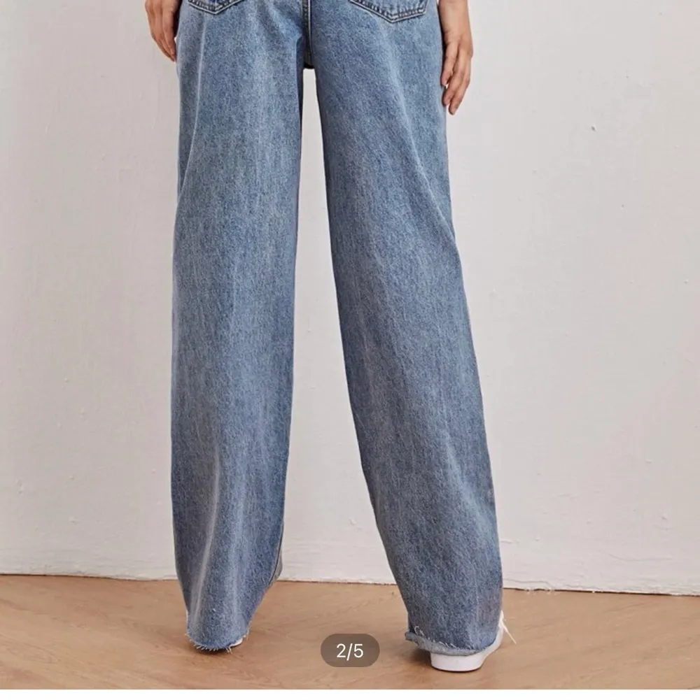 Säljer mina jeans då de är förstora för mig💛 har använt dem men de är inte slitna på något sätt💛 står att det är en storlek 46 men skulle säga 42💛 de första två bilderna är lånade. Frakt tillkommer📦. Jeans & Byxor.