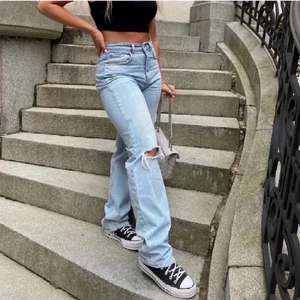 Jeans  - Jeans med hål i storlek 36. Köpta för 599kr. Sparsamt använda och inga defekter alls. 