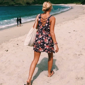 Mönstrad ripcurl klänning  - Mönstrad klänning från Ripcurl i super bra skick. Använd fåtal gånger. Står storlek 12, skulle säga att den är en small i storlek. Fin rygg. 