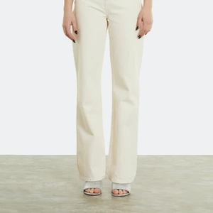 Jeans från Bikbok stl 24 - Säljer dessa jättefina jeansen från Bikbok eftersom de är för små för mig! Det är en jättefin ljusbeige färg:)💕