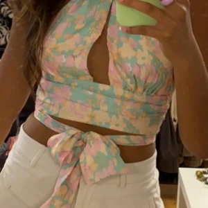 Sommartopp  - Säljer denna sommartopp, använd ca 2 ggr! Storlek S