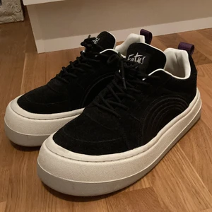 Eytys - Ett par eytys sonic sneakers som jag köpte in i somras men inte använda mer än 3 gånger. Box finns tyvärr inte. Nypris 2000 tror jag