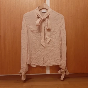 Beige blus med knytband - Beige blus storlek 34