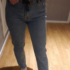 Only, blåa jeans - Det är ett par blåa jeans från only i storlek 27/32. Inte används säskillt mycket men haft i över 1 år. Inget slitage eller fläckar. 100kr+frakt