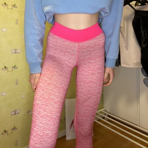 Tränings thights  - Rosa tränings byxor (kortare modell) vid köp av fler plagg kan jag fixa paket! :-)