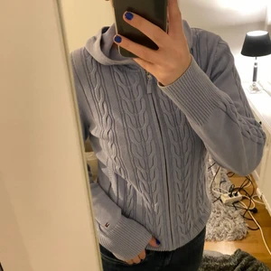 Stickad kofta  - Stickad kofta med luva från tommy hilfiger som är använd max 3 gånger⚡️ storlek L men mer som en storlek M 