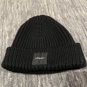 Off-White mössa  - Svart off-white mössa i medium storlek. Väldigt bra skick.