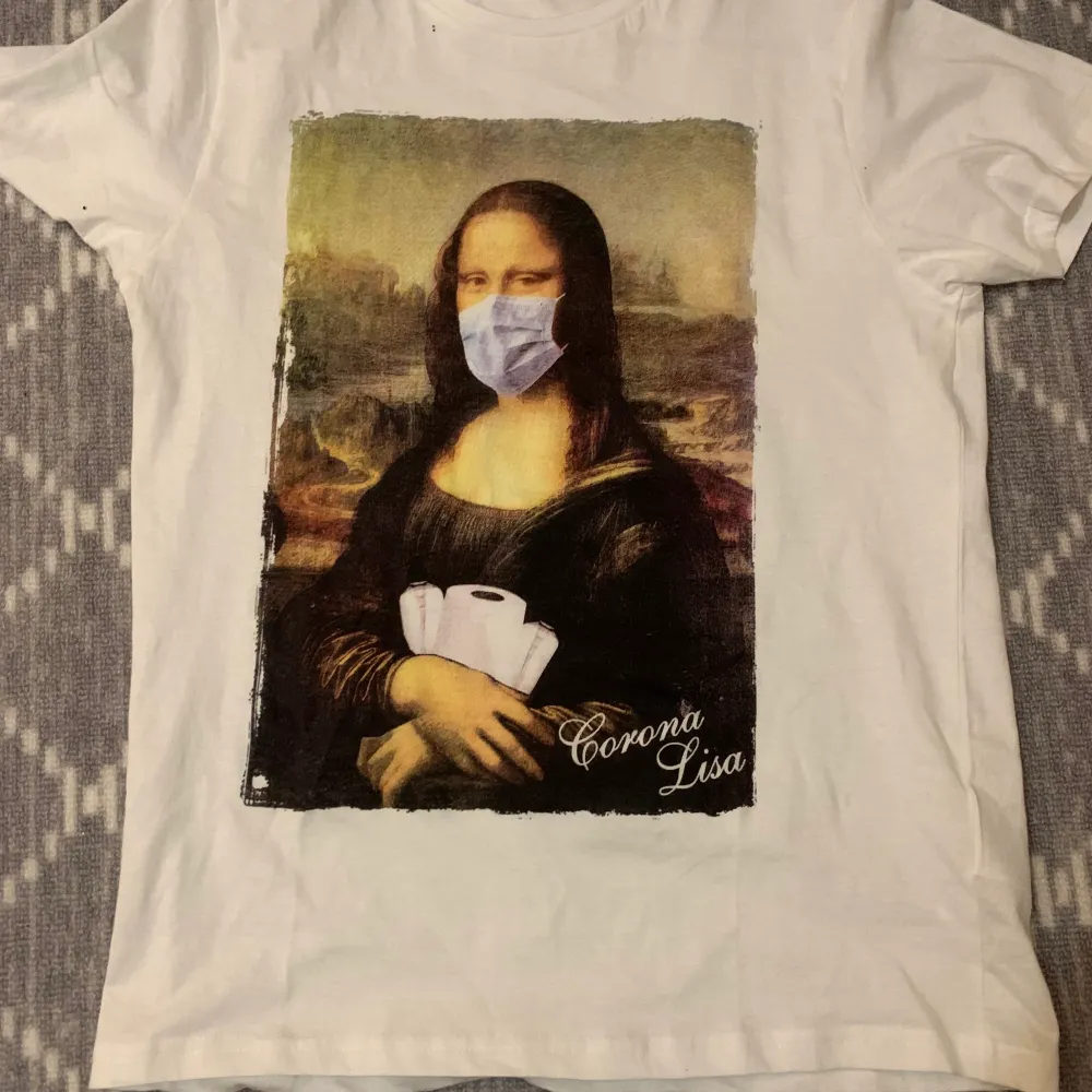 Mona Lisa t shirt.  Aldrig använd ,   Skick:10/10. T-shirts.