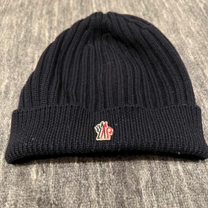 Moncler mössa - Moncler mössa, mörkblå, köptes på NK för 1700kr
