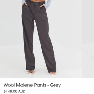 Gråa kostymbyxor  - Gråa kostymbyxor från styleaddict som tyvärr är försmå för mig. I storlek S och true to size. Knappt använda då de var försmå redan från början men svprt att returnera till Australien. Nypris cirka 1000 kr + frakt, säljer för högsta bud.