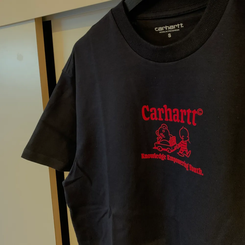 Oanvänd Carhartt T shirt från ”Work in progress” kollektionen. Storlek M, men har i storlek S också på min sida. Säljes eftersom jag beställde hem i 3 olika storlekar, därav storlek S och M kvar. Nypris 500kr. T-shirts.