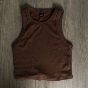Brun topp - Fick hem igår men tyckte inte att färgen passade med mitt hår. Från Shein! Asskönt material, jättestretchig. Kan nog passa en mindre m också pågrund av det🧸