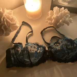 BH - Säljer denna underbara BH från Simon Péréle, inköpt för 899:-, säljer då den är för liten för mig. Storlek 75B.🌙
