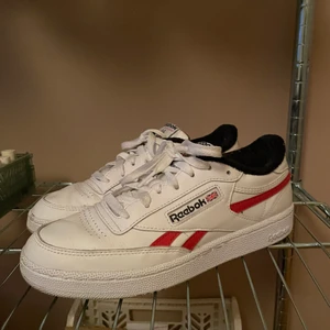 Reebok classic club revenge - Såå snygga sneakers från reebok som tyvärr inte kommer till användning. Inköpta för ca 800kr och endast använda två ggr. Storlek 37,5, så de passar 37/38! Säljer för 500 inklusive frakt. 