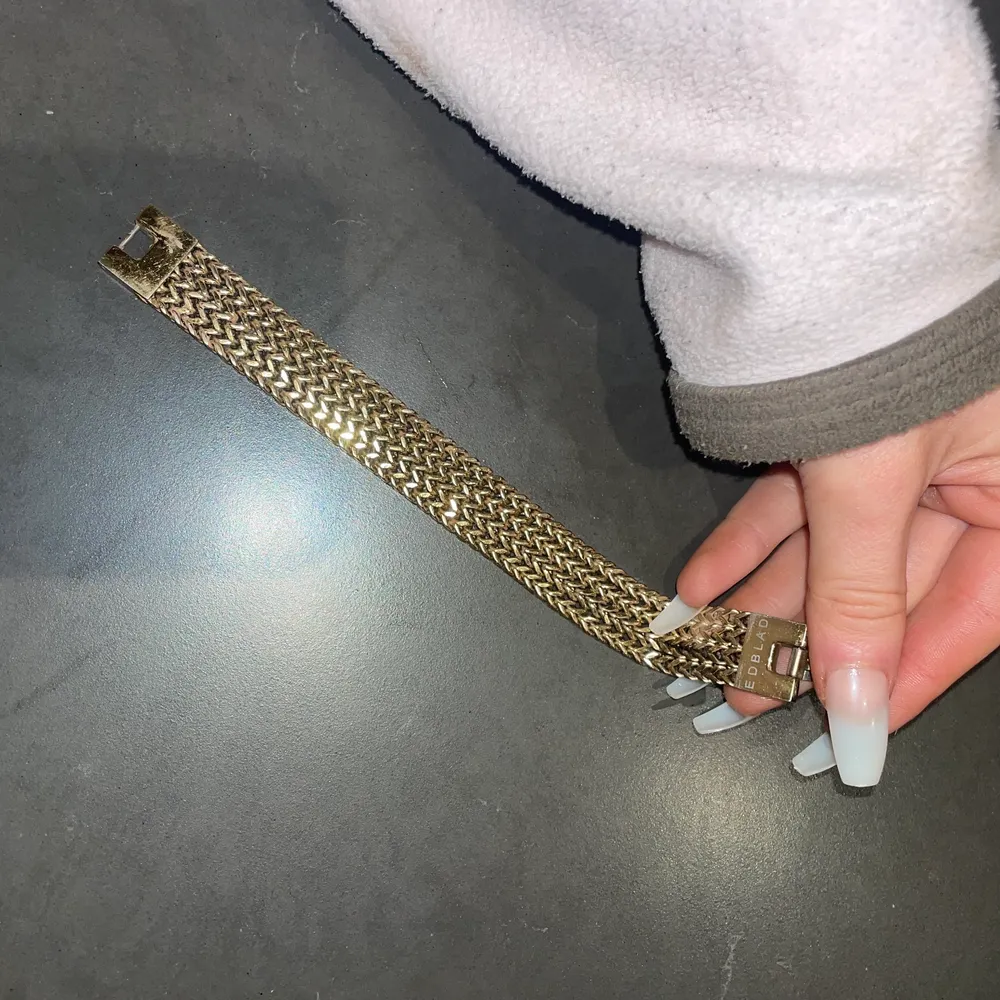 I bra skick! Superfint guldplätering på rostfritt stål armband 💘💗⭐️. Accessoarer.
