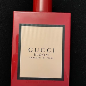 Gucci Bloom parfym 100ml - Säljer en helt ny, oanvänd parfym, nypris 1470kr  Om produkten Gucci Bloom Ambrosia di Fiori är skapad av mästerparfymören Alberto Morillas efter Alessandro Micheles vision om en färgsprakande fantasiträdgård. Kompositionen utgår från originalparfymen Gucci Bloom Eau de Parfum och dess tre exklusiva, sällsynta blomnoter - essens av jasminknoppar, tuberos och rangoon creeper, inslag av ytterligare två eleganta, djupt kvinnliga ingredienser: irisrot och damascenerros.