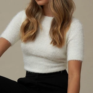 Hanna Schönberg X NA-KD vit tröja - Vit fluffig tröja från Hanna Scönbergs kollektion med NA-KD! Storlek S. Använd 2 gånger!