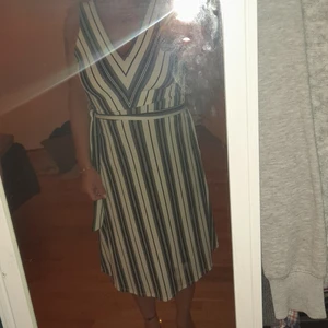 Hm klänning stl M  - Randig klänning m v ringning med randigt band till midja passar stl S och M Helt ny