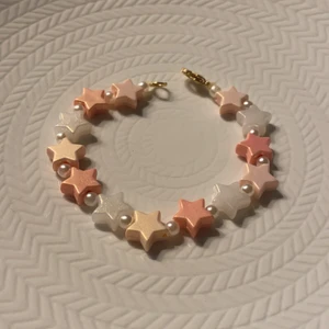Armband - Gulligt armband med stjärnor som jag har i olika färger ( går att få efter önskemål) med pärlor.