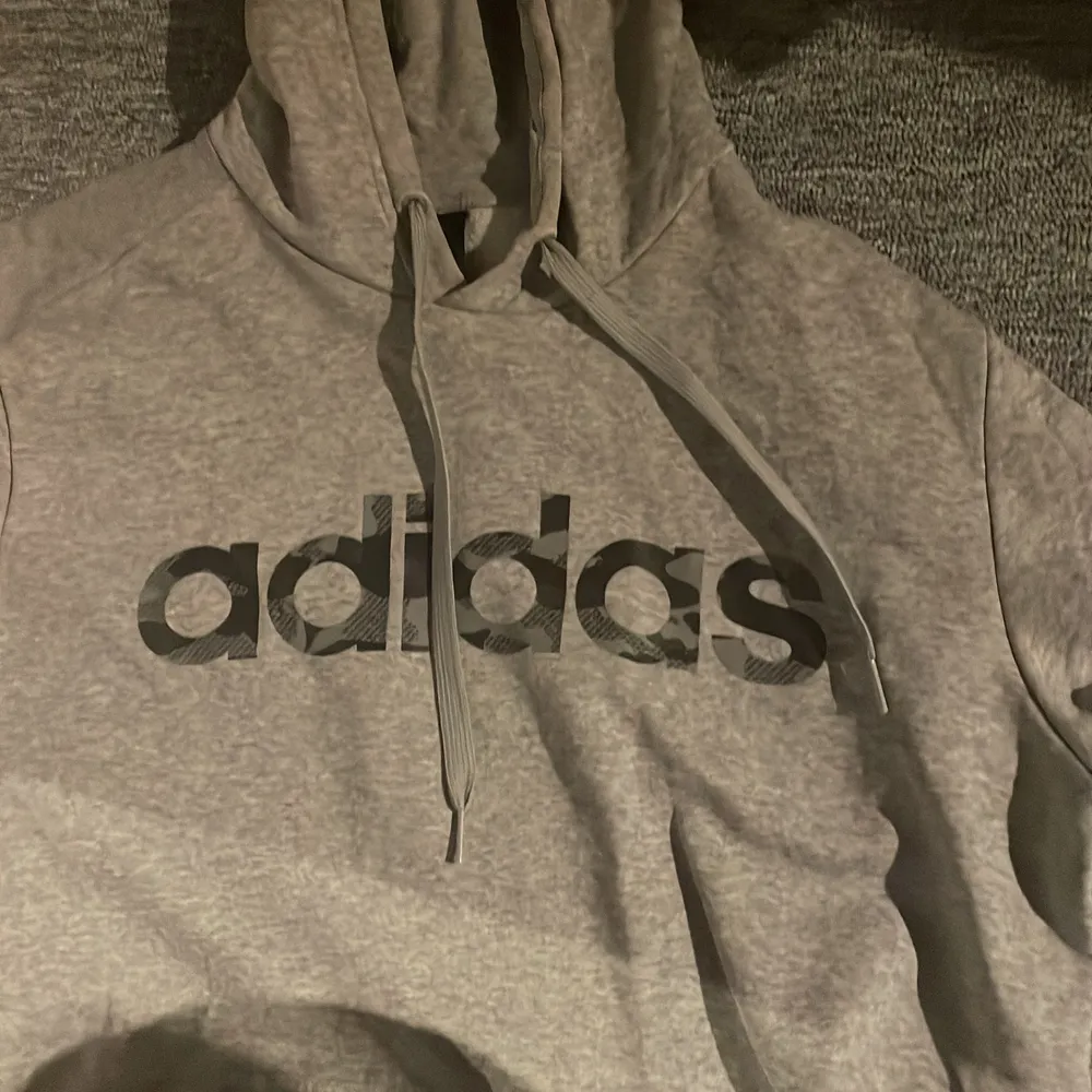 En grå Adidas hoodie men både snöre å ficka. Storlek M. Använd en del men ändå som ny. Hoodies.
