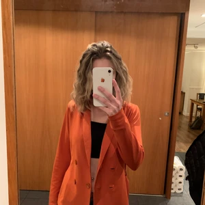 GADEROBSRENSNING!! - Oanvänd!! Snygg orange kavaj som går att både knäppa och ha öppen. Från märket Pieces och är i storlek S