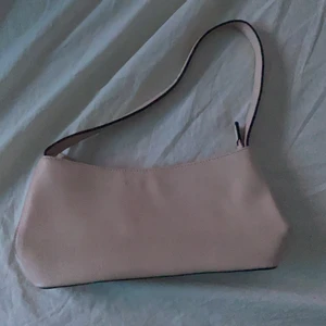 väska  - säljer nu denna rosa väska pga att jag inte använder den