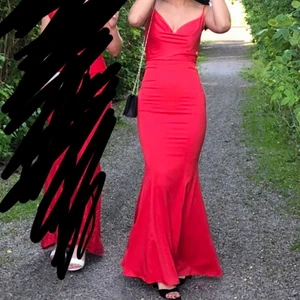 Balklänning - Säljer min balklänning köpt från asos! Har extra förstärkande stygn som sytts av sömmerska <3 Passar på mig som är 168 cm lång, är i storlek 34-36 runt XS-S :)