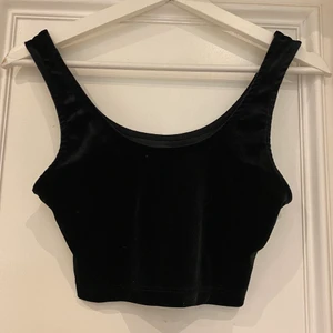 Kroppar linne från Bik Bok. - Ett svart kroppat linne från Bik Bok i storlek XS. I krossat sammet.
