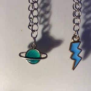 silver halsband - 2 olika kedjehalsband, ett med en grön planet på och ett med en blå blixt⚡️💚 köp båda för 29kr eller ett för 15. Frakten ligger på 12kr!