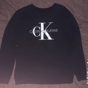 Calvin Klein sweatshirt och t-shirt  - Säljer min CK sweatshirt och t-shirt, båda äkta, sweatshirten är köpt för 1000kr och t-shirten för ca 300kr. Inget slitage på någon av dem och knappt använda. Köp båda för 300kr. Strl S på sweatshirten och strl M på t-shirten.