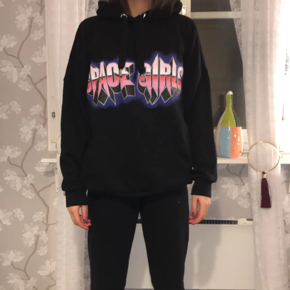 Oversized hoodie från monki. Väldigt bekväm och coolt motiv. Säljs då jag inte använder. Är i bra skick, passform som oversized för mig som är xs. Storleken på tröjan är S. Nypris 450kr, säljs för 210 + frakt. 😊. Hoodies.