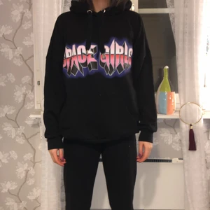 Oversized Monki Hoodie  - Oversized hoodie från monki. Väldigt bekväm och coolt motiv. Säljs då jag inte använder. Är i bra skick, passform som oversized för mig som är xs. Storleken på tröjan är S. Nypris 450kr, säljs för 210 + frakt. 😊