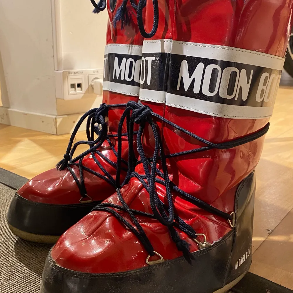 Skulle vilja kolla om någon är intresserad av dessa fina röd lackade moon boots då jag vill köpa nya skor. Säljer vid bra bud (skriv privat) men dem har gått sönder lite längst ner på skon (se 2 och 3 bilden) men inget jag tänkt på så mycket. Jätte sköna och mysiga och är snötäta men kan inte försäkra er om att dem är vattentäta. Kom privat vid intresse💕. Skor.