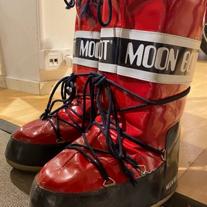 Röda lackade moon boots - Skulle vilja kolla om någon är intresserad av dessa fina röd lackade moon boots då jag vill köpa nya skor. Säljer vid bra bud (skriv privat) men dem har gått sönder lite längst ner på skon (se 2 och 3 bilden) men inget jag tänkt på så mycket. Jätte sköna och mysiga och är snötäta men kan inte försäkra er om att dem är vattentäta. Kom privat vid intresse💕