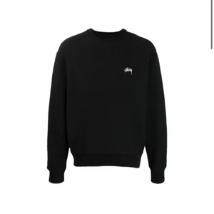 Stussy sweatshirt  - Stussy tröja köpt ny ett år sen men använt och tvättad så inte helt ny men i väldigt bra skick utan fläckar! 