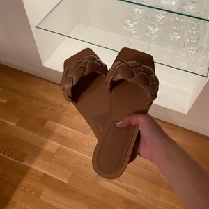 Beigefärgade sandaler - Beigefärgade sandaler som inte kommer till användning💕 endast använda under en semester vecka förra sommarn