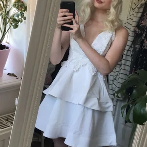 Studentklänning  - Min klänning jag hade på studenten för flertal år sedan. Använd en gång och i fint skick.  