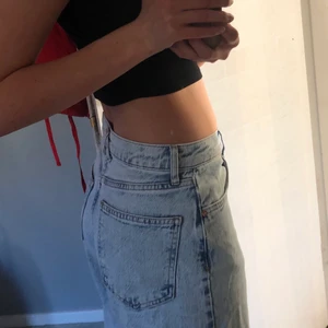 Snygga blå jeans!! - Ett par snygga ljusblå raka jeans från gina. Vet ej vilken modell detta är då jag säljer dom åt min syster. jag har i vanliga fall storlek 34 och jeansen sitter snyggt baggy på mig. Dom är något korta för mig som är ca 170 så de skulle nog passa bra till någon som är 165 skulle jag gissa. De är i fint skick men något skrynkliga 🤍 Ni får gärna skriva privat för mer bilder eller frågor 👍🏼