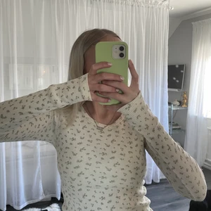 Tröja  - Säljer denna fina tröja från Brandy Melville då jag använder andra plagg i garderoben mer! Fint skick och inte använd så mycket. Köpt för 21€ + 7€ i frakt. Köparen betalar för frakten och katt finns i hem 💗