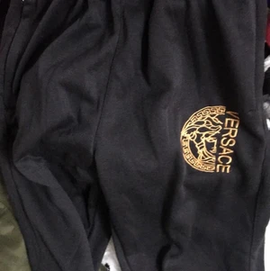 Versace byxa och tröja  - Tröjan storlek M byxan storlek S.    Byxan för 300kr och tröjan för 500kr