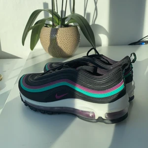 Nike air max 97 - SJUKT snygga skor i väldigt bra skick i storlek 37,5 men passar även dig som har 37! Använda ca 2-3 gånger🤝💜💙💚