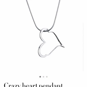 Efva attling halsband - En oanvänd Crazy Heart pendant halsband från märket Efva attling, nypris 1500kr men jag säljer den för 900kr, priset kan diskuteras vid snabb affär. Skriv gärna om du har några frågor.