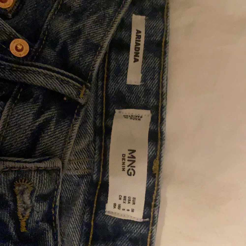Super fina byxor som tyvärr blivit lite små . Jeans & Byxor.