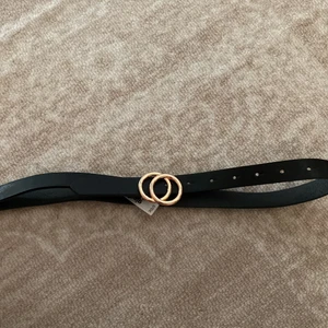 Skärp  - Säljer nu detta fina skärp, använt väldigt få gånger, säljer pågrund av att de inte kommer till användning. Perfekt att styla upp med ett par jens. 