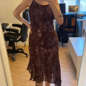 Brun klänning  - Jättefin brun klänning köpt från humana, aldrig använd 🌿 Finns ingen storlek men skulle säga att det är en S