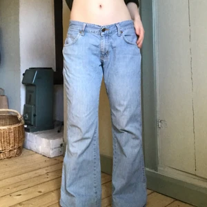 jeans flAre - Grymt sköna jeans från crocker med flare längst ned från 70-talet. Strl W32 L32. Jag har sytt upp dom ca 6cm så de går ner till marken på mig som är 160 men det är lätt att sprätta upp. bra skick förutom lite slitningar längst ned på benen, inte där jag har sytt upp utan på orginal-fållen. jag på bilden brukar ha S och strl 27,28 i byxor. Kan skicka fler bilder eller mått vid begäran. Om fler är intresserade blir det budgivning. Kolla gärna in mina andra annonser, samfraktar gärna🐅