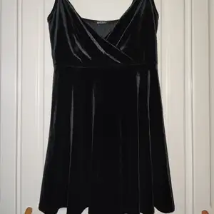 Superfin svart sammets klänning från missäy. Använd en gång. Den har reglerbara axelband. 