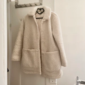 Teddy jacka - Teddy jacka/kappa i beige färg. Täcka halva låren på mig som är 164 lång.